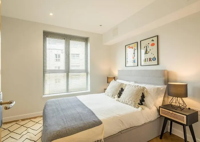 Executive 2Br Apartment Next To Station + Parking