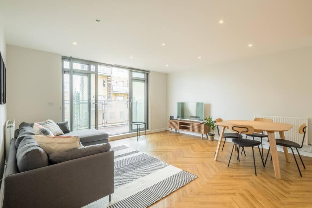 Executive 2br Next To Station + Parking Cambridge